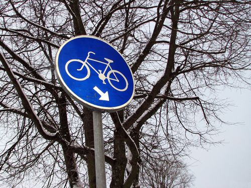Polkupyöräilijä sujuvoittaa liikennettä